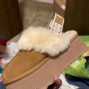 UGG PLATFORM YEAH SLIDES’ worn once!